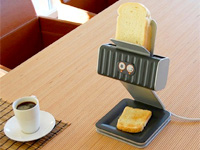Авто тостер печатает тосты для завтрака