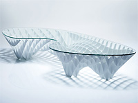 Стеклянный стол необычной формы