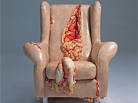 Кресло с выпущенными кишками