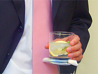 Стеклянный стакан с дыркой