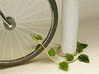 Велосипедный замок из листьев