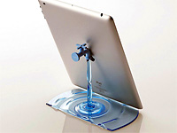 Кран с текущей водой как подставка для Apple