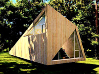 Интересный дизайн дома треуголной формы